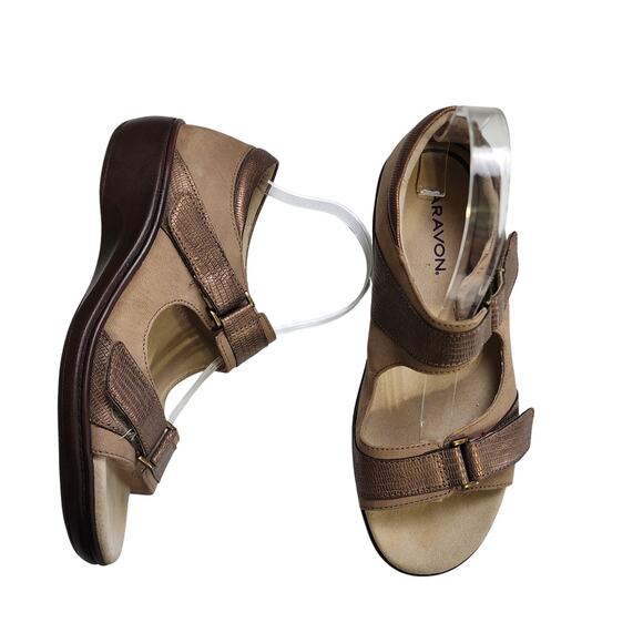 Aravon Womens Duxbury 2 Strap Comfort Wedge Sandal Size 8 Metallic Taupe Leather - Picture 1 of 11